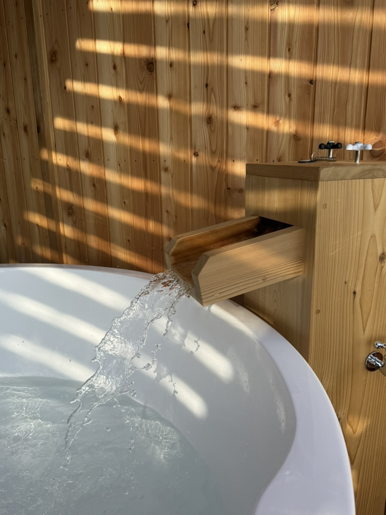 伊豆高原のワンちゃんと泊まれる温泉付き絶景コテージ/ VACANCES. izukogen / 温泉露天風呂