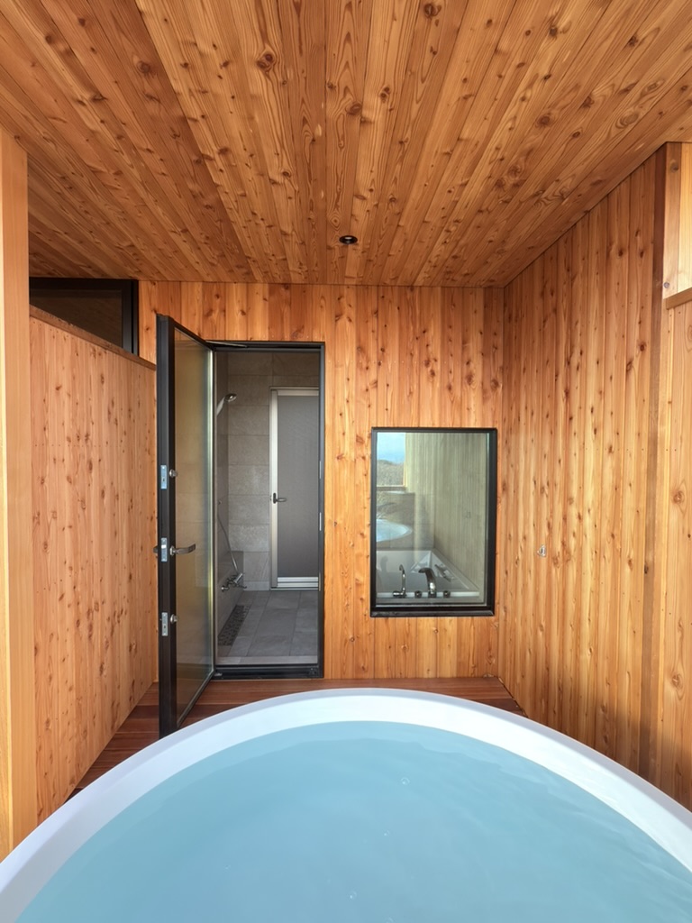 伊豆高原のワンちゃんと泊まれる温泉付き絶景コテージ/ VACANCES. izukogen / 温泉露天風呂