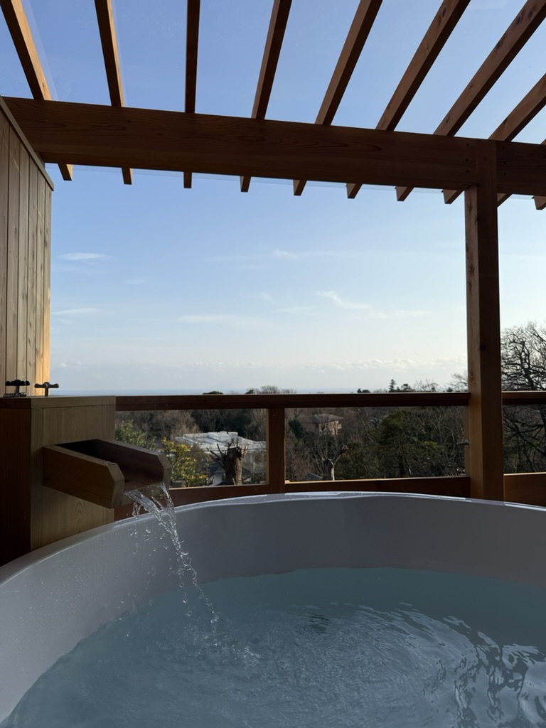 伊豆高原のワンちゃんと泊まれる温泉付き絶景コテージ/ VACANCES. izukogen / 温泉露天風呂