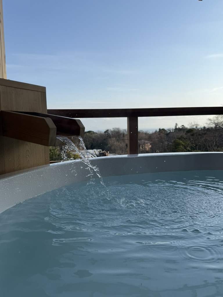 伊豆高原のワンちゃんと泊まれる温泉付き絶景コテージ/ VACANCES. izukogen / 温泉露天風呂